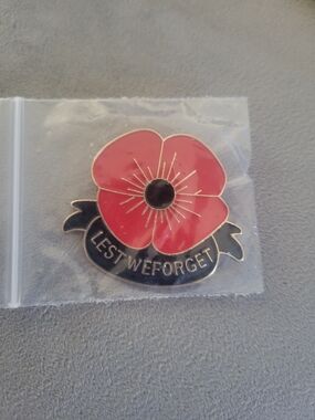 Red Poppy Commemorative Brooch - Lest We Forget